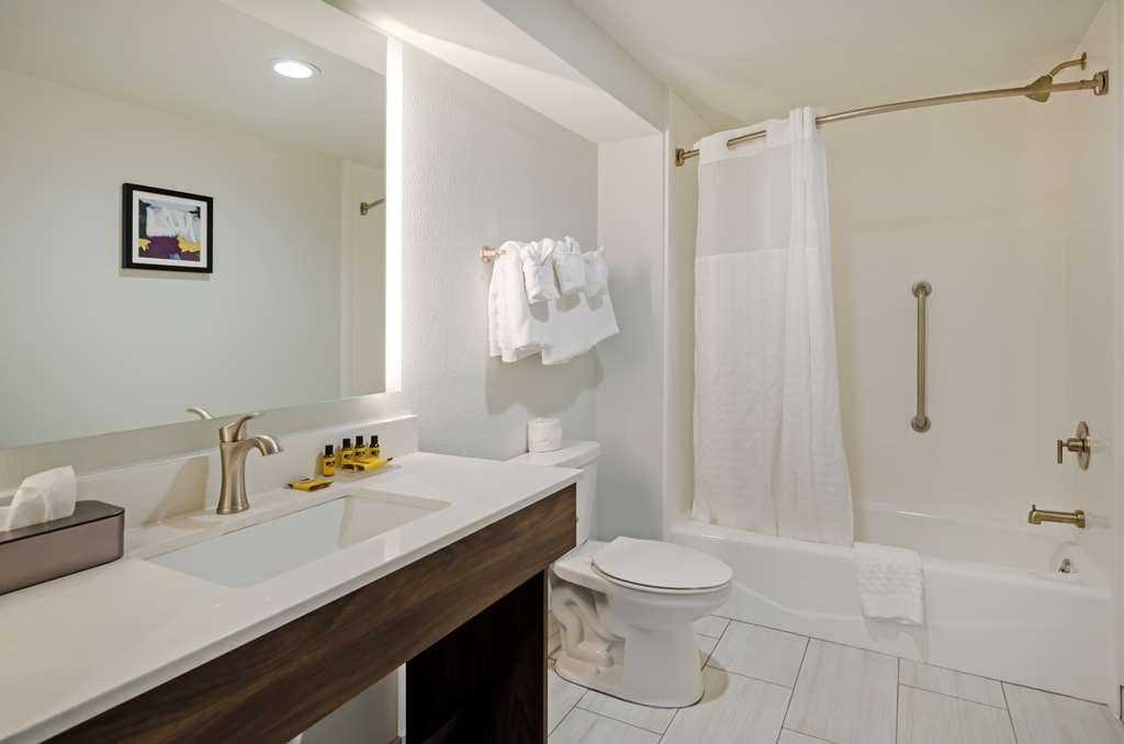Best Western Plus Harrisonburg Room photo